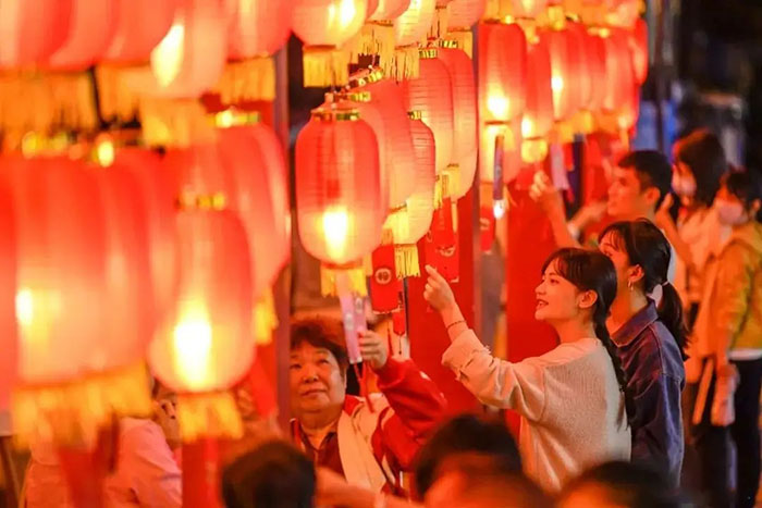 中國(guó)人為何喜歡掛燈籠？掛燈籠有何象征意義？